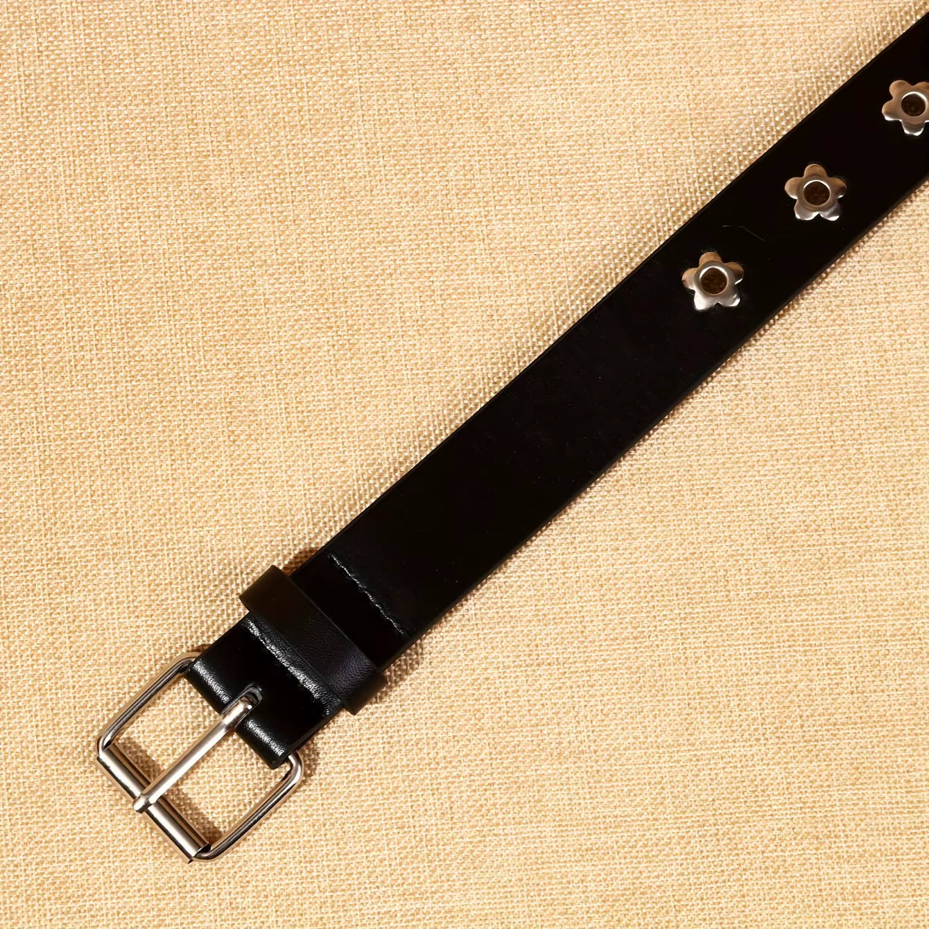 1 ceinture pour femme avec rivets floraux noirs de style Y2K