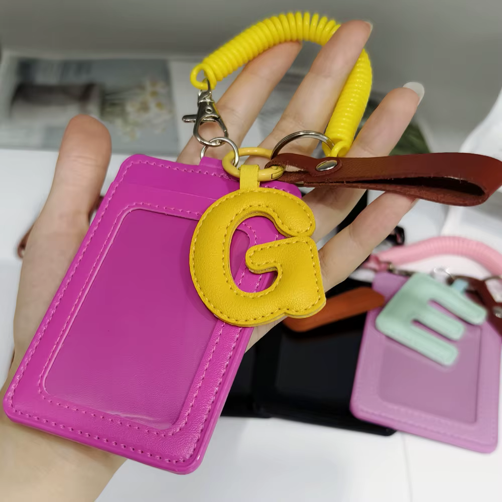 Porte-cartes en cuir avec lettres anglaises dans des schémas de couleur de dopamine