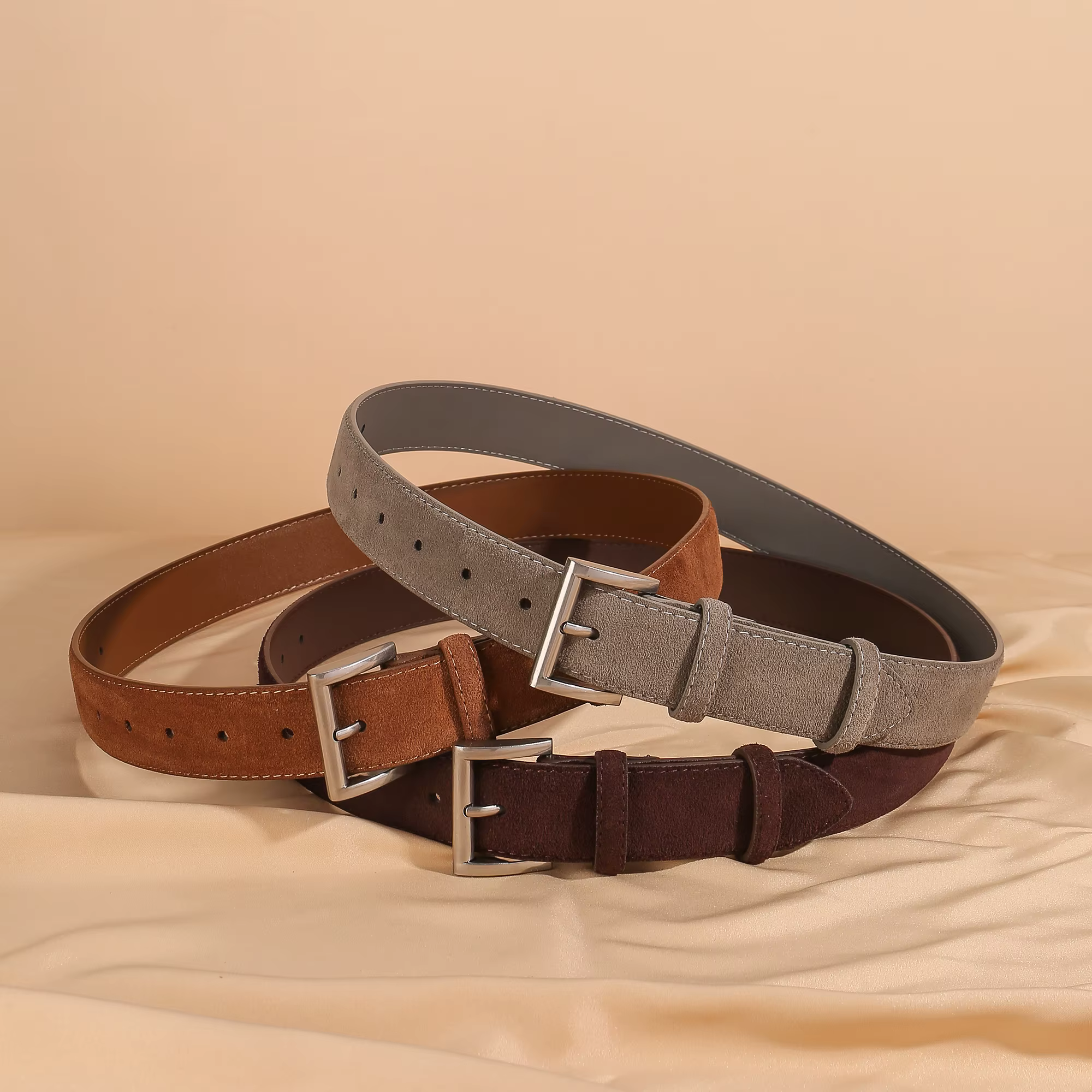 Ceinture en daim élégante pour femmes avec boucle en métal doré