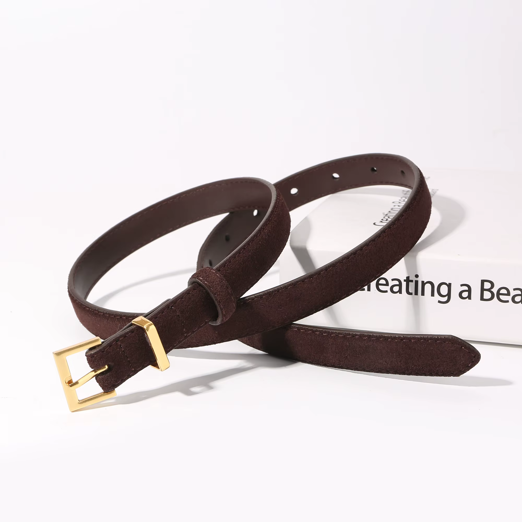 Ceinture en cuir suédé bordeaux pour femme avec boucle dorée