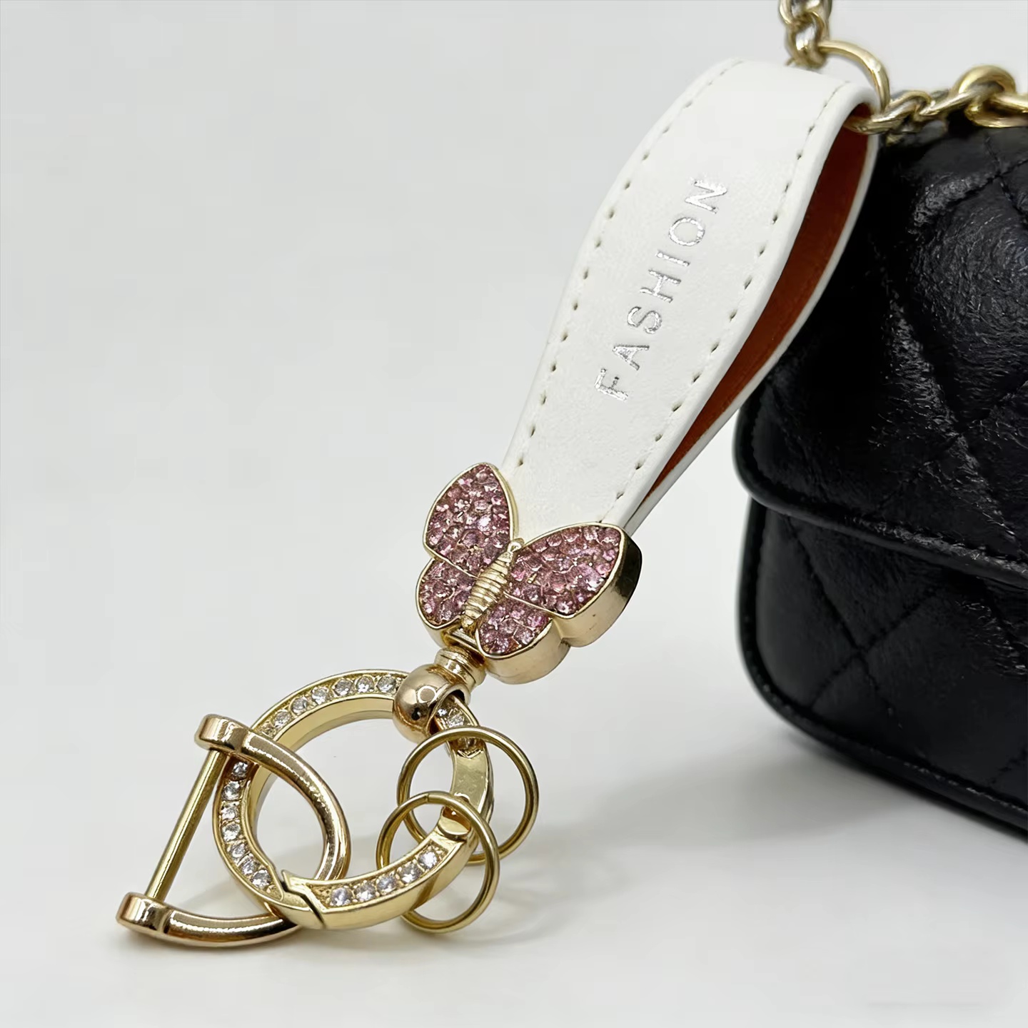 Porte-clés de voiture en strass papillon, porte-clés en cristal avec bracelet, pendentif délicat pour femmes et filles