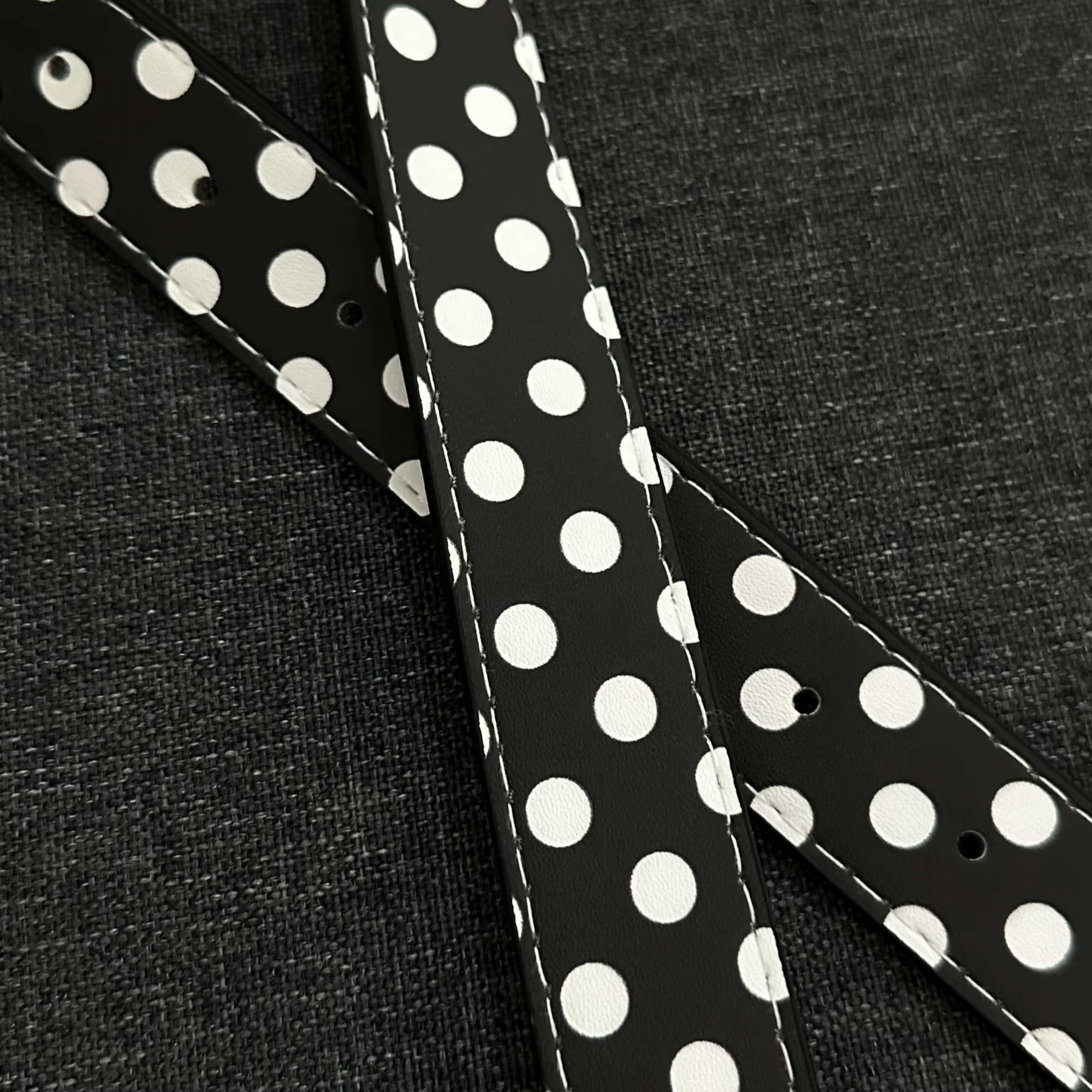 Ceinture noire à pois blancs