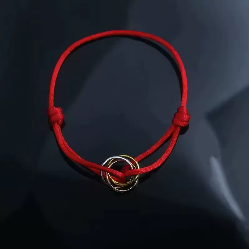 Bracelet porte-bonheur à trois anneaux et trois couleurs pour les couples. Bijoux de luxe de France, adaptés aux bijoux haut de gamme pour femmes.