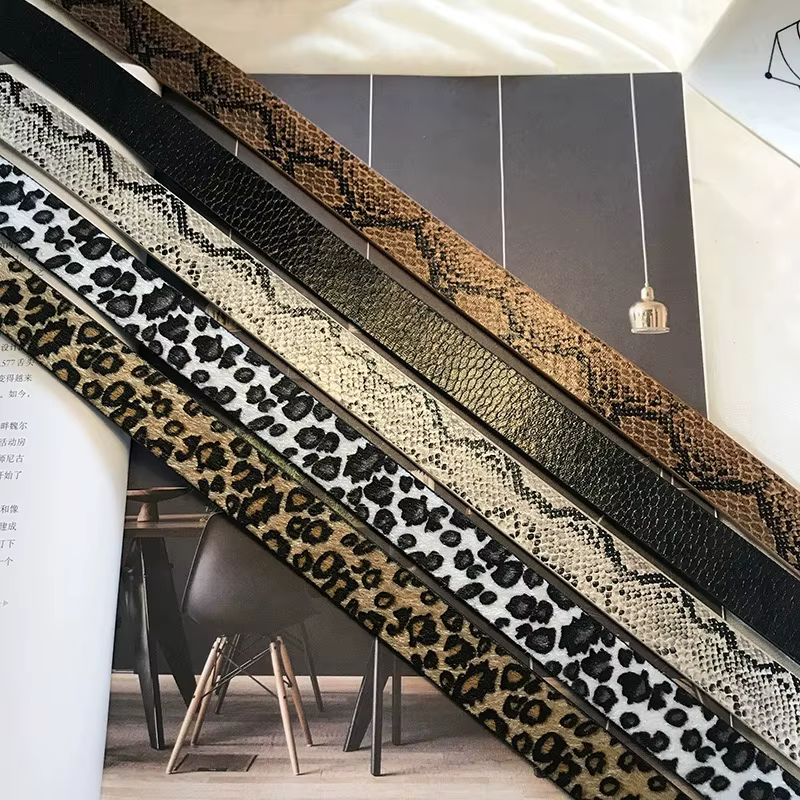 Ceinture fine à motif serpent avec boucle carrée léopard
