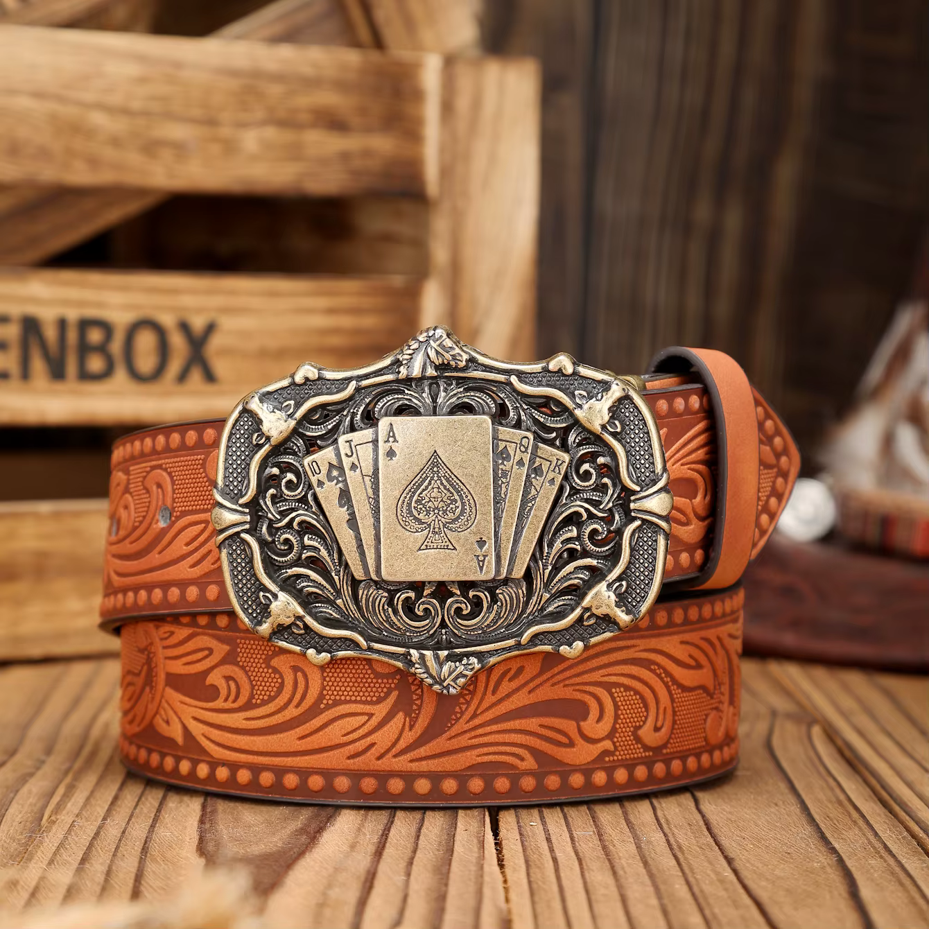 Une ceinture en PU à boucle occidentale adaptée aux hommes et aux femmes