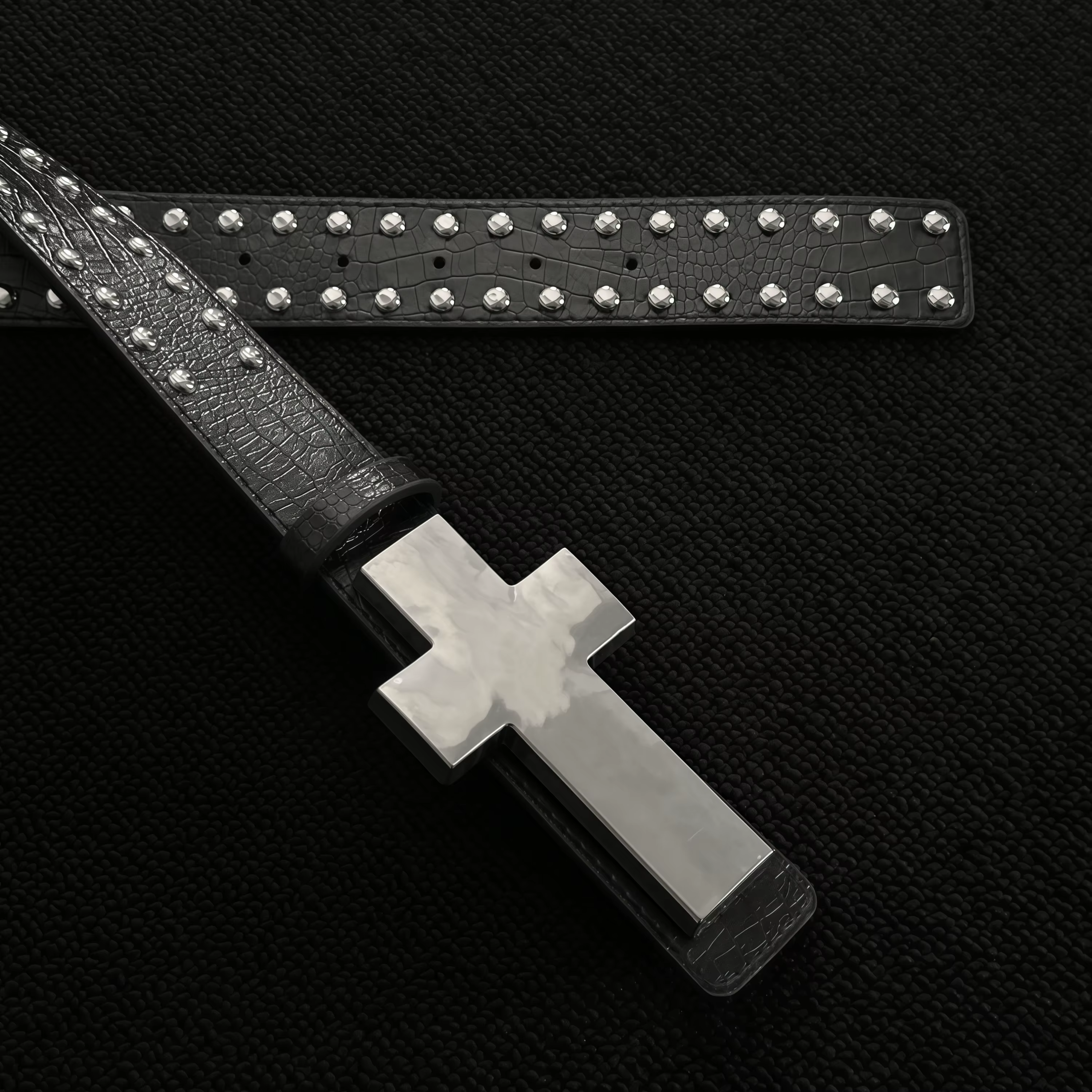 Ceinture croisée en métal cloutée à motifs craquelés