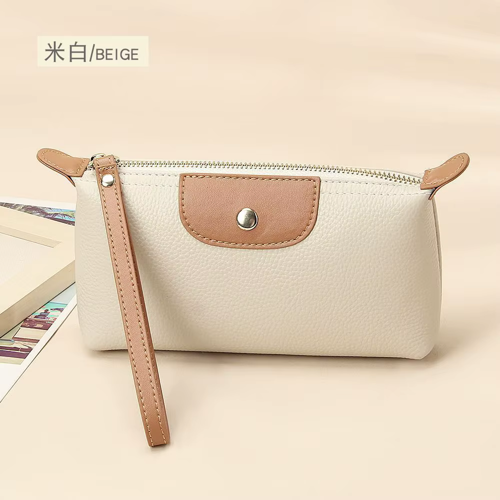 Le nouveau portefeuille pour femme en cuir souple et tendance avec des couleurs contrastées est un sac à main portable