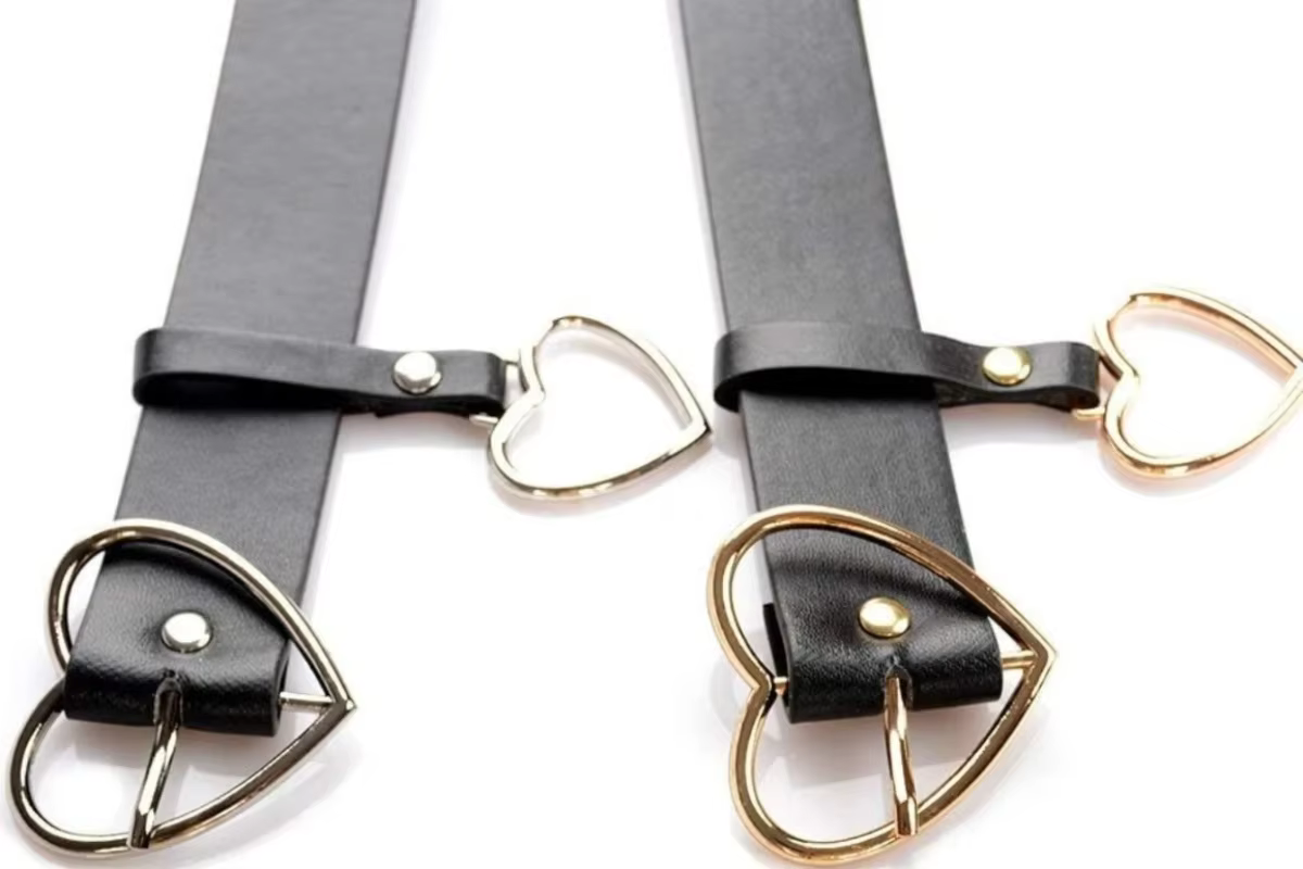 Ceinture à boucle en forme de cœur