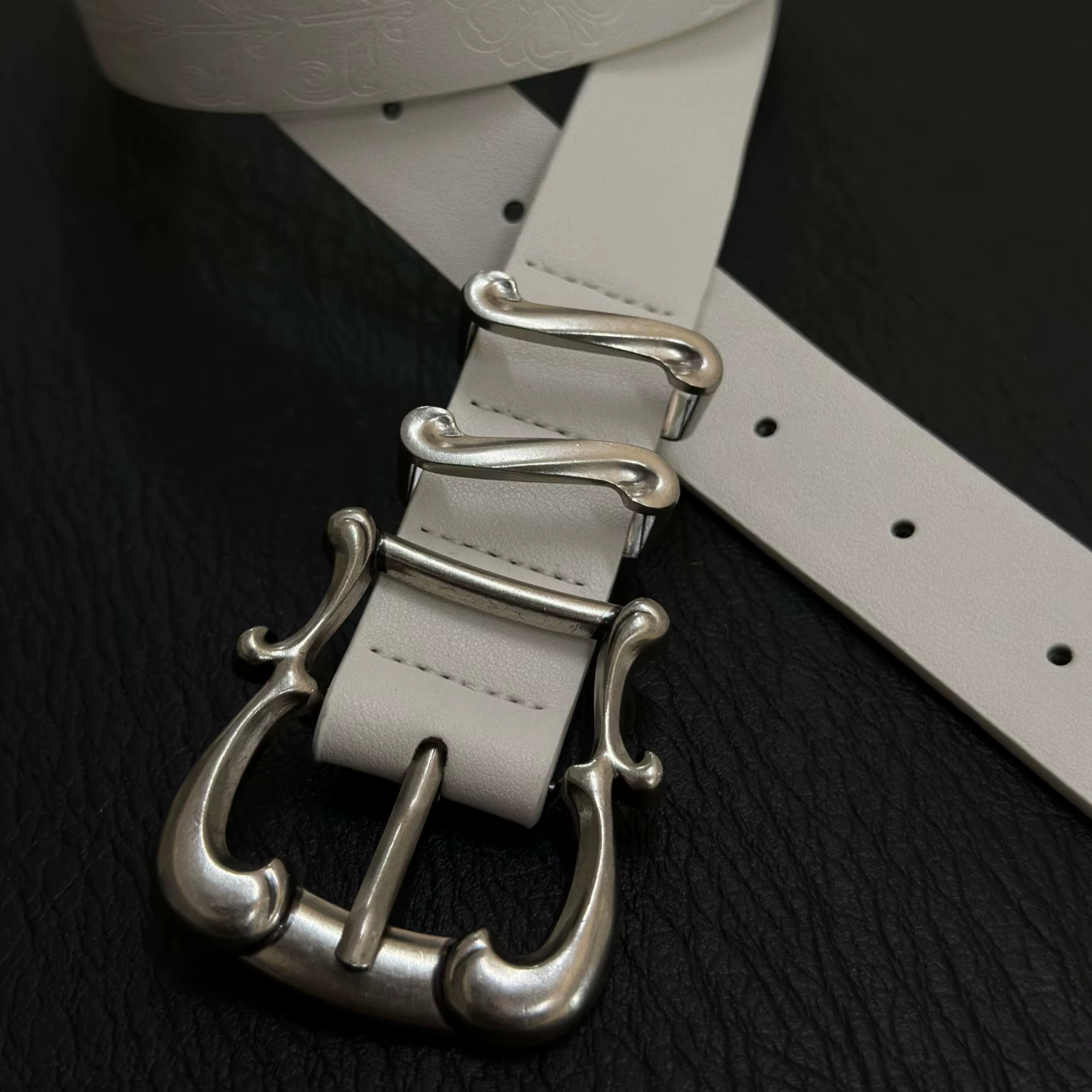 Ceinture blanche sculptée avec motifs délicats