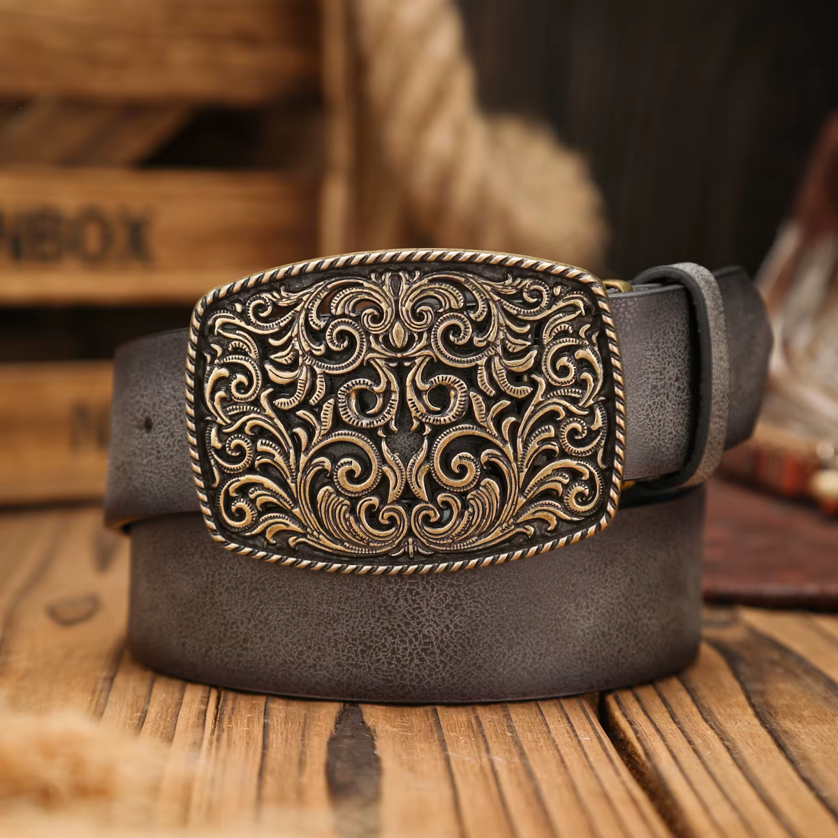 Une ceinture en PU à boucle occidentale adaptée aux hommes et aux femmes