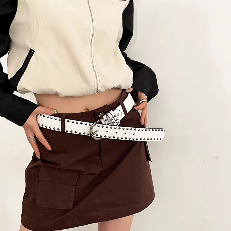 Ceinture en cuir cloutée avec boucle