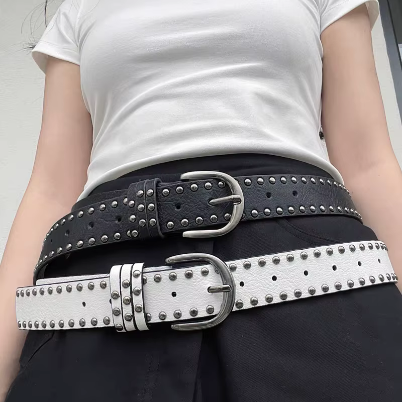 Ceinture en cuir cloutée avec boucle